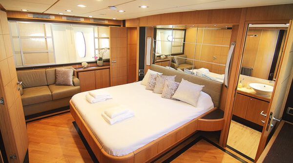 8-Rent-a-Yacht-Abacus-70