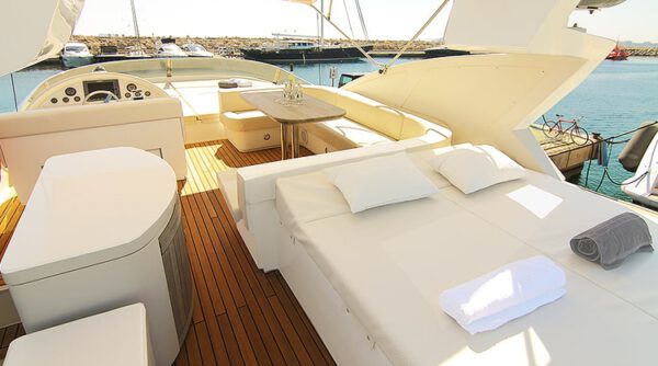 7-Rent-a-Yacht-Abacus-70